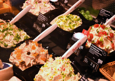 Feinkost-Salate im Supermarkt
